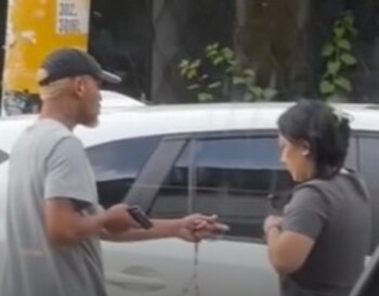 El hecho, ocurrido en la tarde del jueves 6 de noviembre, quedó registrado por el ocupante de un vehículo particular y ha circulado ampliamente en redes sociales, donde se observa con claridad la secuencia delictiva - captura de pantalla redes sociales/Facebook