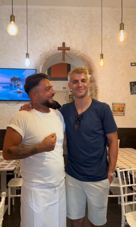 Álvaro Morata y Alice Campello en una pizzería de Nápoles (Instagram)