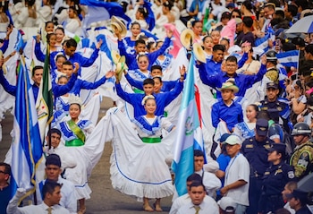 Cientos de jóvenes participaron en el Desfile de Independencia de El Salvador. (Foto: Secretaría de Prensa de la Presidencia)