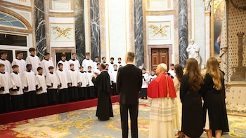 Los Reyes sorprenden al Papa con un 'Ave María' interpretado por la Escolanía del Escorial en la capilla real