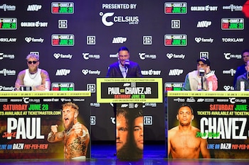 Óscar de la Hoya junto a Jake Paul y Julio César Chávez en un evento organizado en mayo de 2025 en Los Ángeles, California, USA (Mandatory Credit: Gary A. Vasquez-Imagn Images)