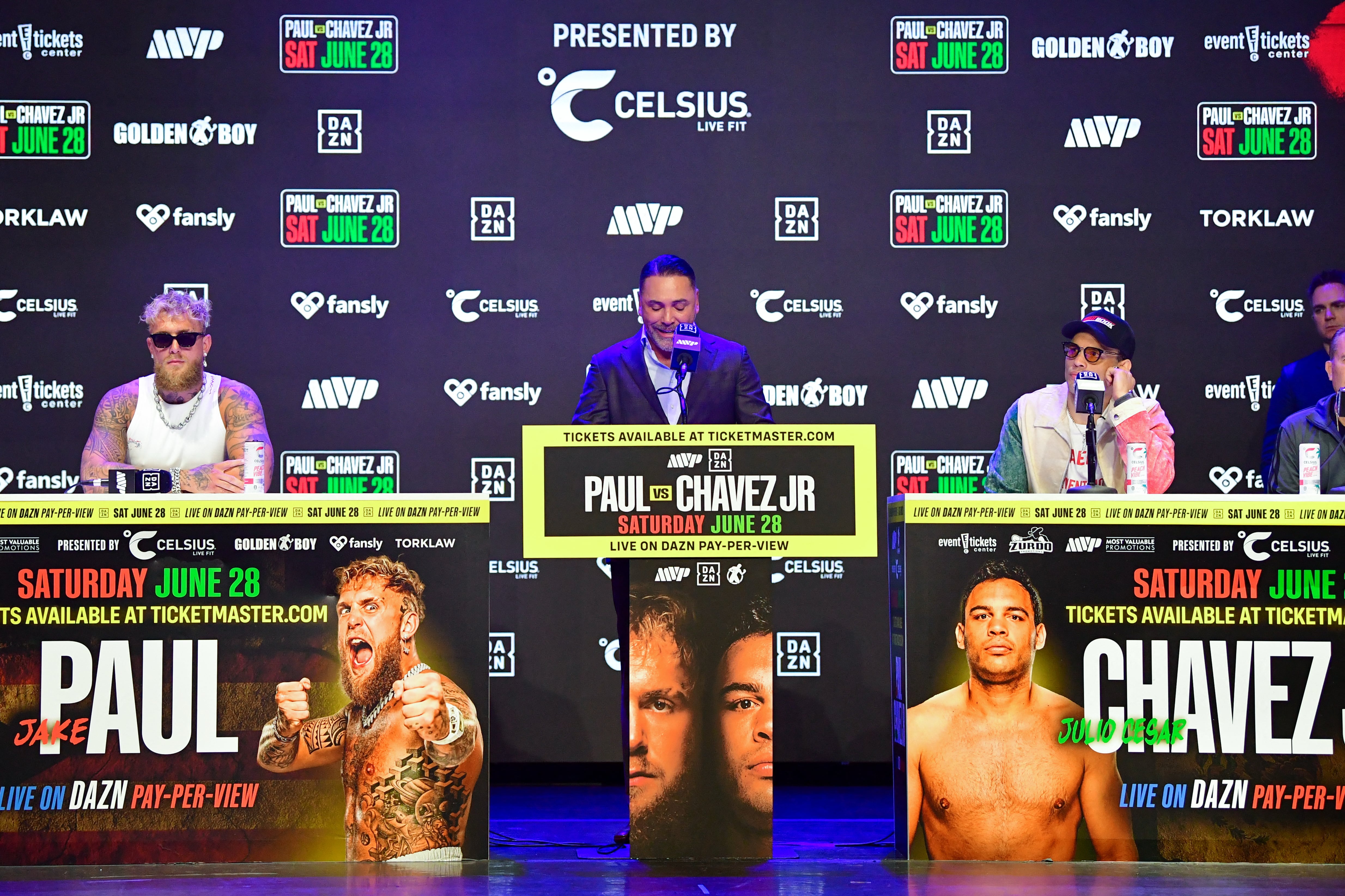 Óscar de la Hoya junto a Jake Paul y Julio César Chávez en un evento organizado en mayo de 2025 en Los Ángeles, California, USA (Mandatory Credit: Gary A. Vasquez-Imagn Images)