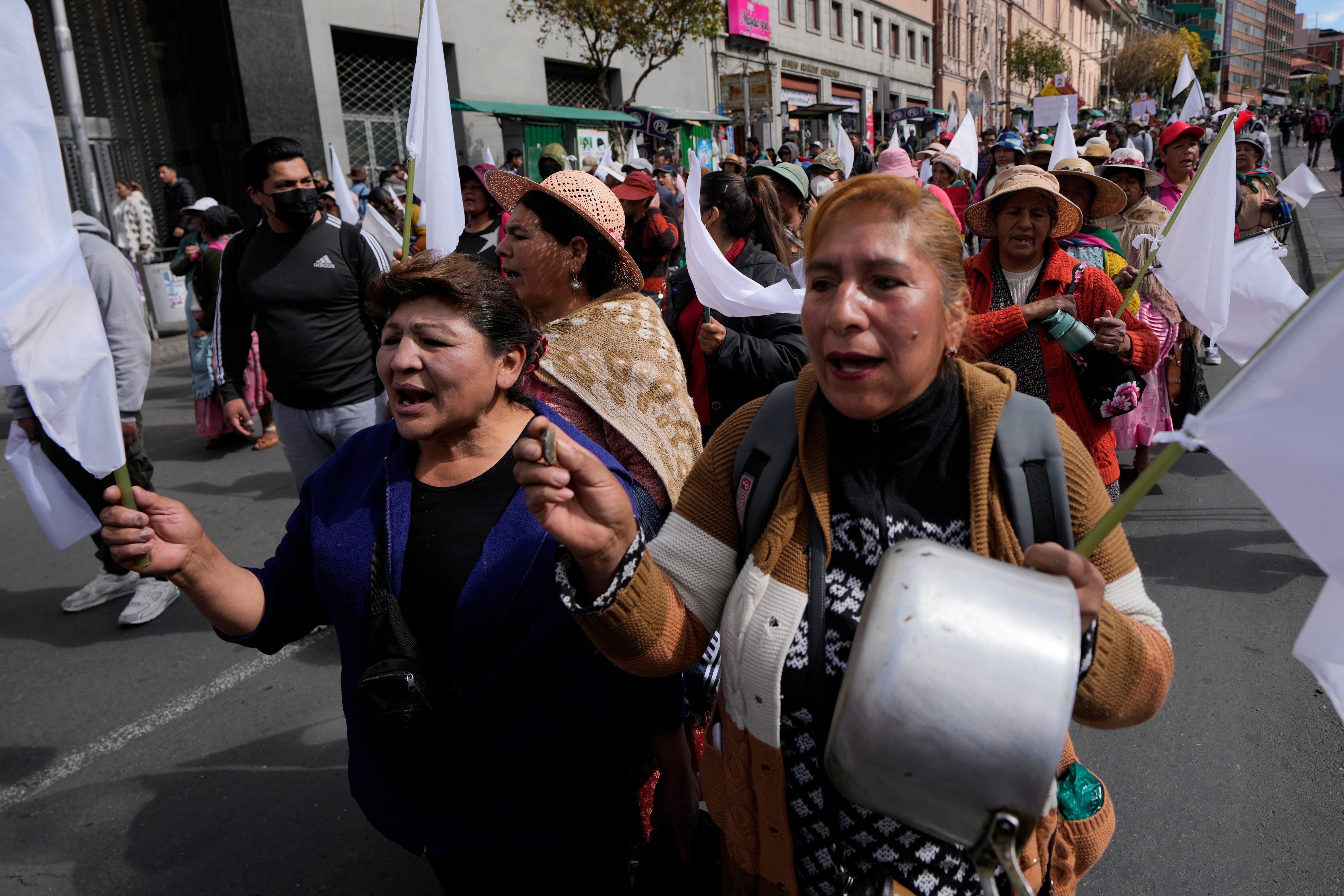 Vendedoras ambulantes gritan consignas durante una marcha contra los manifestantes que bloquean el acceso a la ciudad, en La Paz, Bolivia, el martes 26 de mayo de 2026 (Foto AP/Juan Karita)