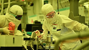 Técnicos que participan en la fabricación de chips de Intel.
