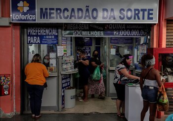 Personas hacen las compras en Río (EFE/Antonio Lacerda)