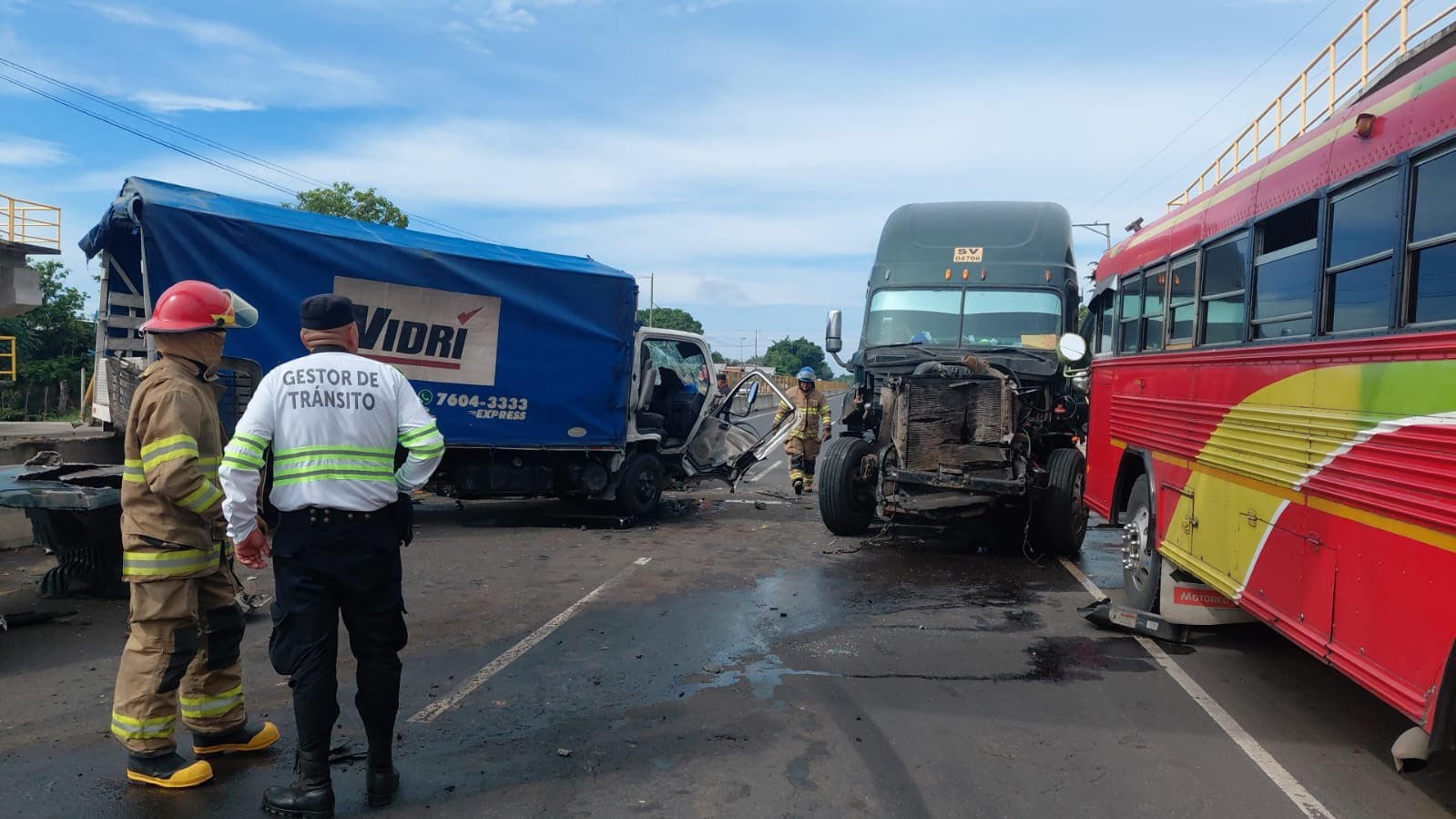 Múltiple accidente dejó al menos tres lesionados en la carretera hacia San Salvador