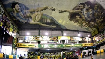 Niños juegan al fútbol en