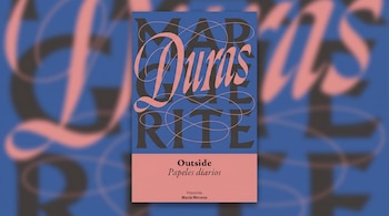 Portada de libro 'Duras Marguerite' centrada en un fondo azul oscuro desenfocado que continúa el diseño tipográfico y cromático de la cubierta.