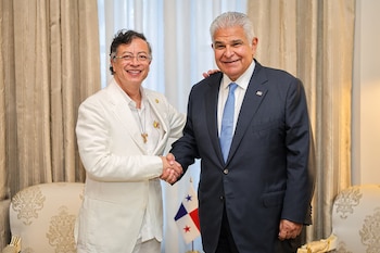 CIDADE DO PANAMÁ (PANAMÁ), 22/06/2026.- Foto cedida pela Presidência do Panamá mostrando seu presidente, José Raúl Mulino (d), posando para foto com o presidente da Colômbia, Gustavo Petro, durante reunião na Cidade do Panamá (Panamá). Mulino e Petro destacaram a cooperação entre as duas partes e apoiaram a promoção da integração regional no âmbito da comemoração bienal do Congresso Anfictiônico na capital panamenha. EFE/PRESIDENCIA DO PANAMÁ/SOMENTE PARA USO EDITORIAL/NÃO PARA VENDA/SOMENTE NOTÍCIAS CONTIDAS (CREDITO OBRIGATÓRIO)