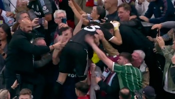 El festejo alocado del Dibu Martínez tras ganar la Europa League: la aparición de un DT argentino y la lesión a 22 días del Mundial