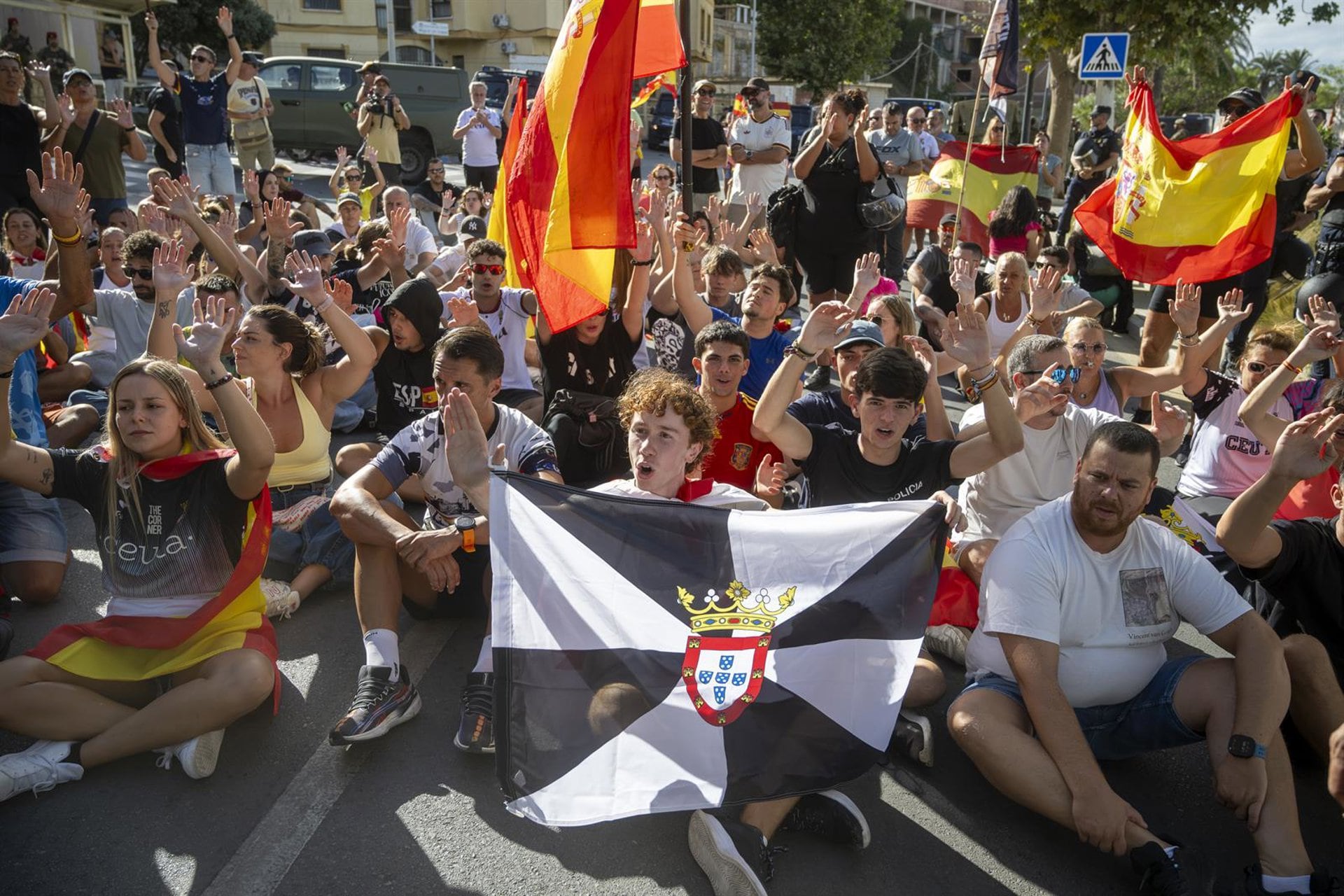 27/08/2026 Varias personas durante una manifestación para protestar por la situación provocada por la llegada masiva de migrantes, a 27 de agosto de 2026, en Ceuta (España). Los manifestantes han tratado de impedir el acceso de los voluntarios de Cruz Roja que reparten bolsas de comida a los migrantes en la playa del Trampolín y han provocado disturbios en la playa de Benítez de Cueta, que se han saldado con cargas policiales, tras introducirse en los asentamientos de migrantes que pernoctan en la zona y causar destrozos, incluido la quema de enseres.
POLITICA
Marcos Moreno - Europa Press