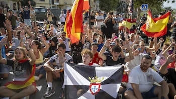 El PP y Vox se suben al carro de las movilizaciones por Ceuta para atacar a Pedro Sánchez, pero los organizadores se desmarcan: “Ni políticos ni banderas”