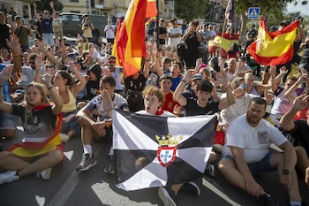 27/08/2026 Varias personas durante una manifestación para protestar por la situación provocada por la llegada masiva de migrantes, a 27 de agosto de 2026, en Ceuta (España). Los manifestantes han tratado de impedir el acceso de los voluntarios de Cruz Roja que reparten bolsas de comida a los migrantes en la playa del Trampolín y han provocado disturbios en la playa de Benítez de Cueta, que se han saldado con cargas policiales, tras introducirse en los asentamientos de migrantes que pernoctan en la zona y causar destrozos, incluido la quema de enseres.
POLITICA
Marcos Moreno - Europa Press