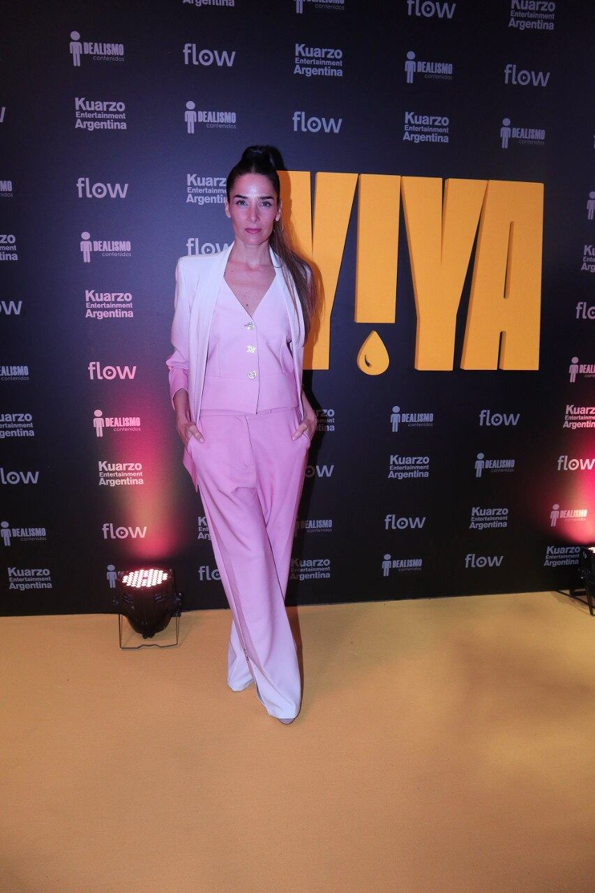 Con su look minimalista y elegante, Juana fue una de las invitadas más destacadas del estreno de Yiya