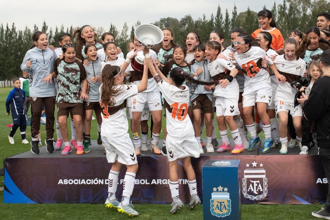 Las Calamares coronaron una campaña como líderes del certamen inédito (@capfutfem)