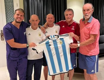 Ricardo Bochini junto a Daniel