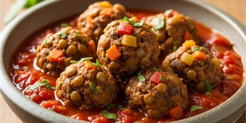 Las albóndigas de lentejas y verduras son una opción ideal para platos principales, picadas o viandas, con proteínas vegetales y fácil conservación (Imagen Ilustrativa Infobae)