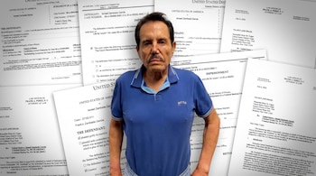 Un hombre de edad madura con bigote y camisa polo azul oscuro está en primer plano sobre un collage de documentos legales federales de Estados Unidos.