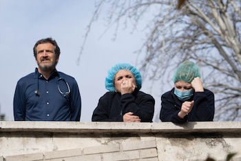 Tres sanitarios observan la concentración,