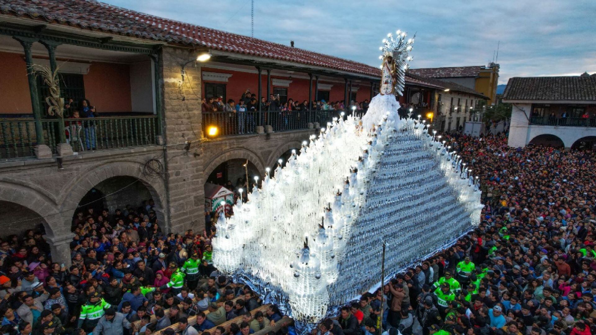 Andas del Señor de Pascua de Resurrección en las calles de Ayacucho, por Semana Santa (Andina)