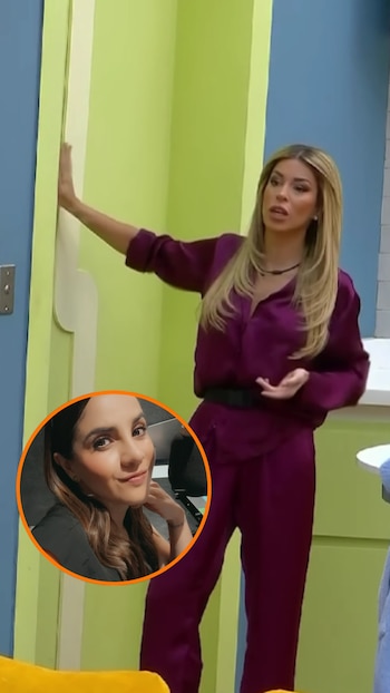 Una mujer rubia en conjunto morado satinado gesticula en un set verde y azul. En un círculo inferior, el rostro sonriente de Jessica Ortiz