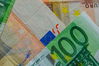 El euro muestra un incremento semanal de 0,76% pero aún presenta una caída del 10,87% en el último año frente al peso colombiano - crédito Europa Press