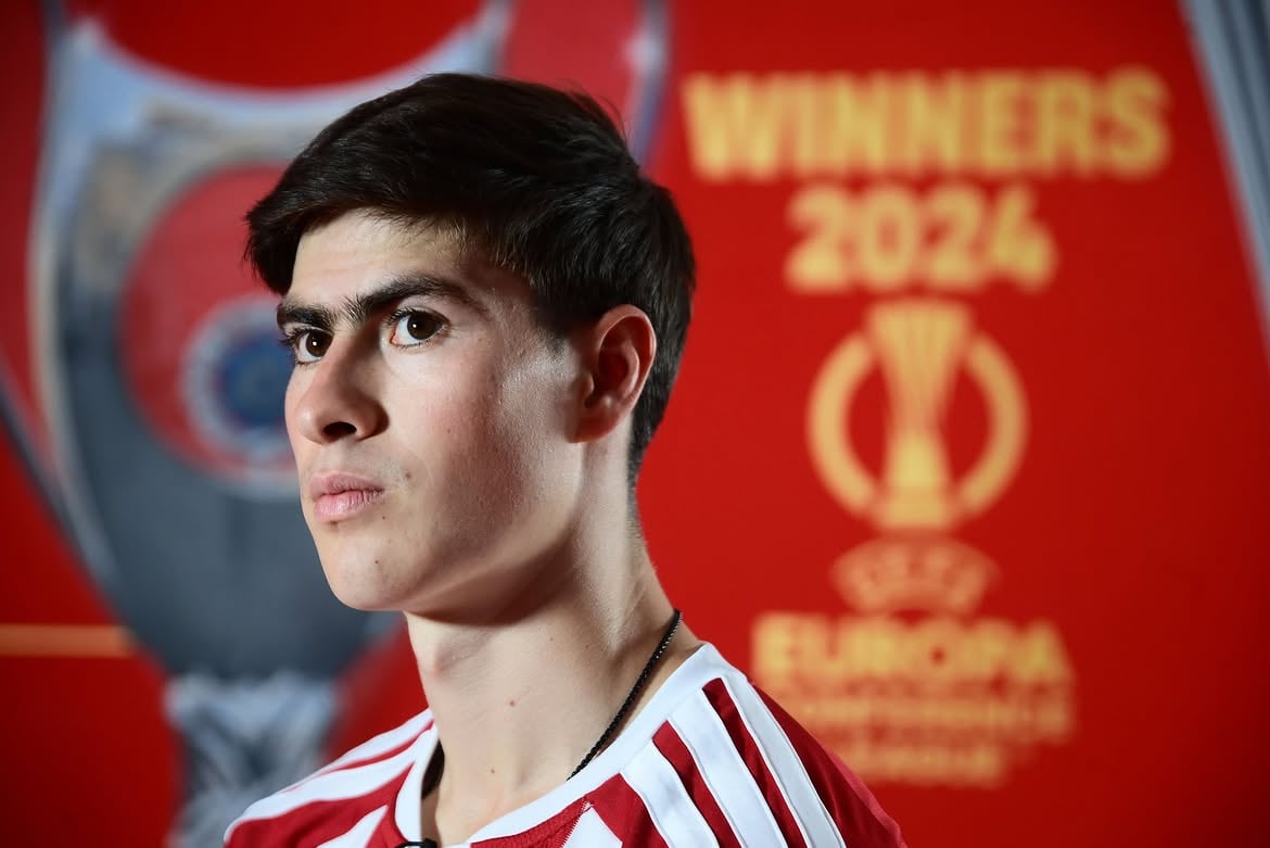 El ex Chivas vivió un estreno intenso al generar peligro y fallar una opción clara con el arquero vencido. Pese al triunfo por la mínima, admitió que su nivel puede crecer aún más en Grecia. (Instagram/