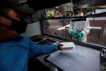 Un grupo de vecinos prepara almuerzos este martes en una olla común, destinada a ayudar a las familias vulnerables y a las personas sin techo del sector afectadas por la pandemia de la COVID-19 en la comuna de Conchalí en Santiago. EFE/Alberto Valdes
