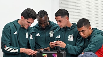 Jugadores del Tri comparan los relojes que les regaló un youtuber tras vencer a Ecuador