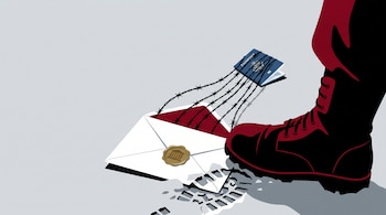 Una bota militar sobre un sobre de correo desgarrado con sello dorado, de donde salen alambres de púas que sujetan un pasaporte azul.