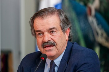 En la imagen, el ministro