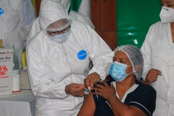 Médicos y enfermeras reciben las