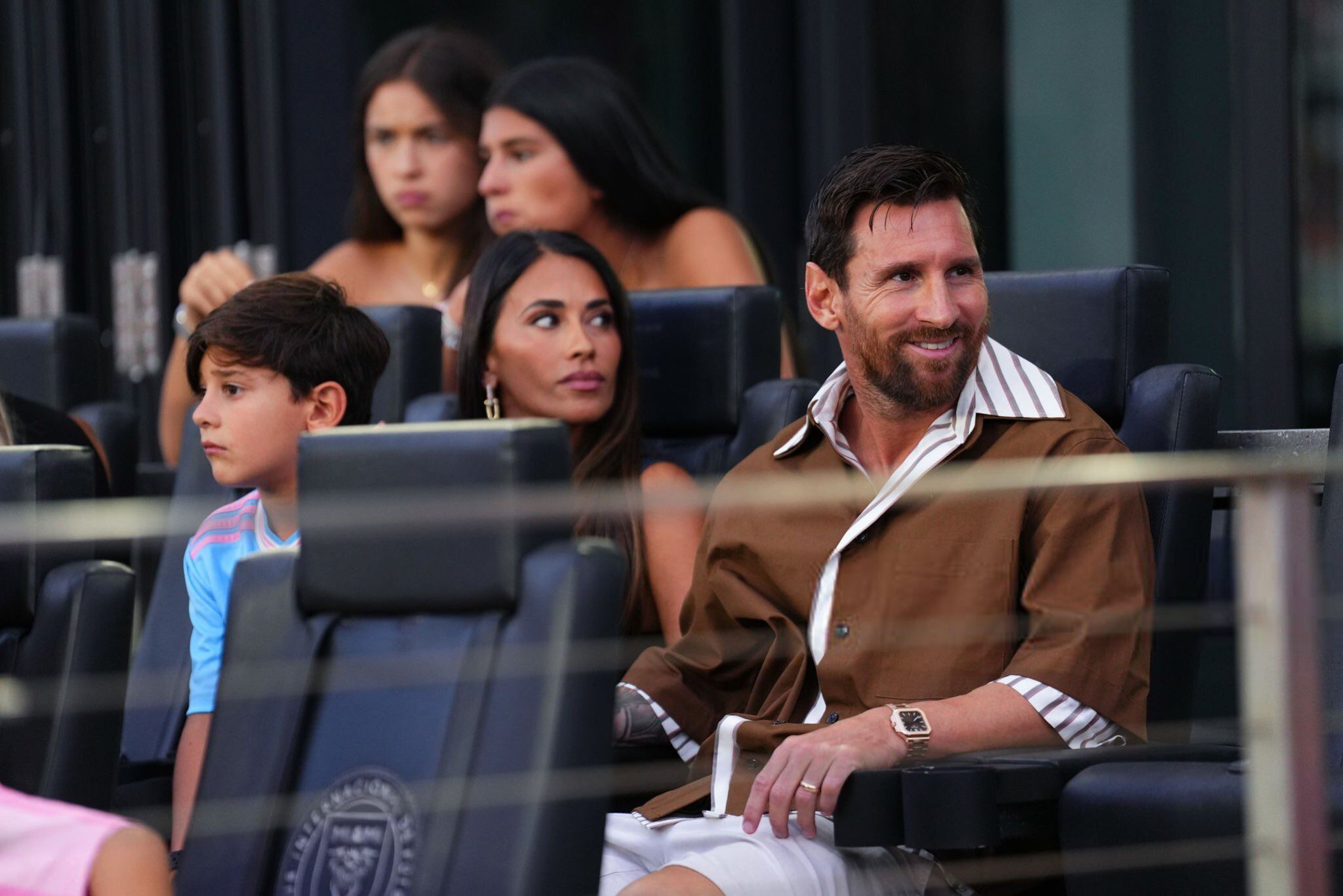 Lionel Messi en el palco del Inter Miami con Antonela Roccuzzo observando el partido ante Pumas por la Leagues Cup