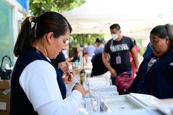 Más de 600 familias en Chalco reciben apoyo del gobierno del Estado de México, encabezado por Delfina Gómez Álvarez, con acciones coordinadas que incluyen seguridad, atención médica, y protección animal. Con la instalación de plantas potabilizadoras y módulos de salud, el gobierno del Estado de México se enfoca en prevenir enfermedades entre los afectados por las inundaciones en Chalco. (Cortesía Gobierno del Estado de México).