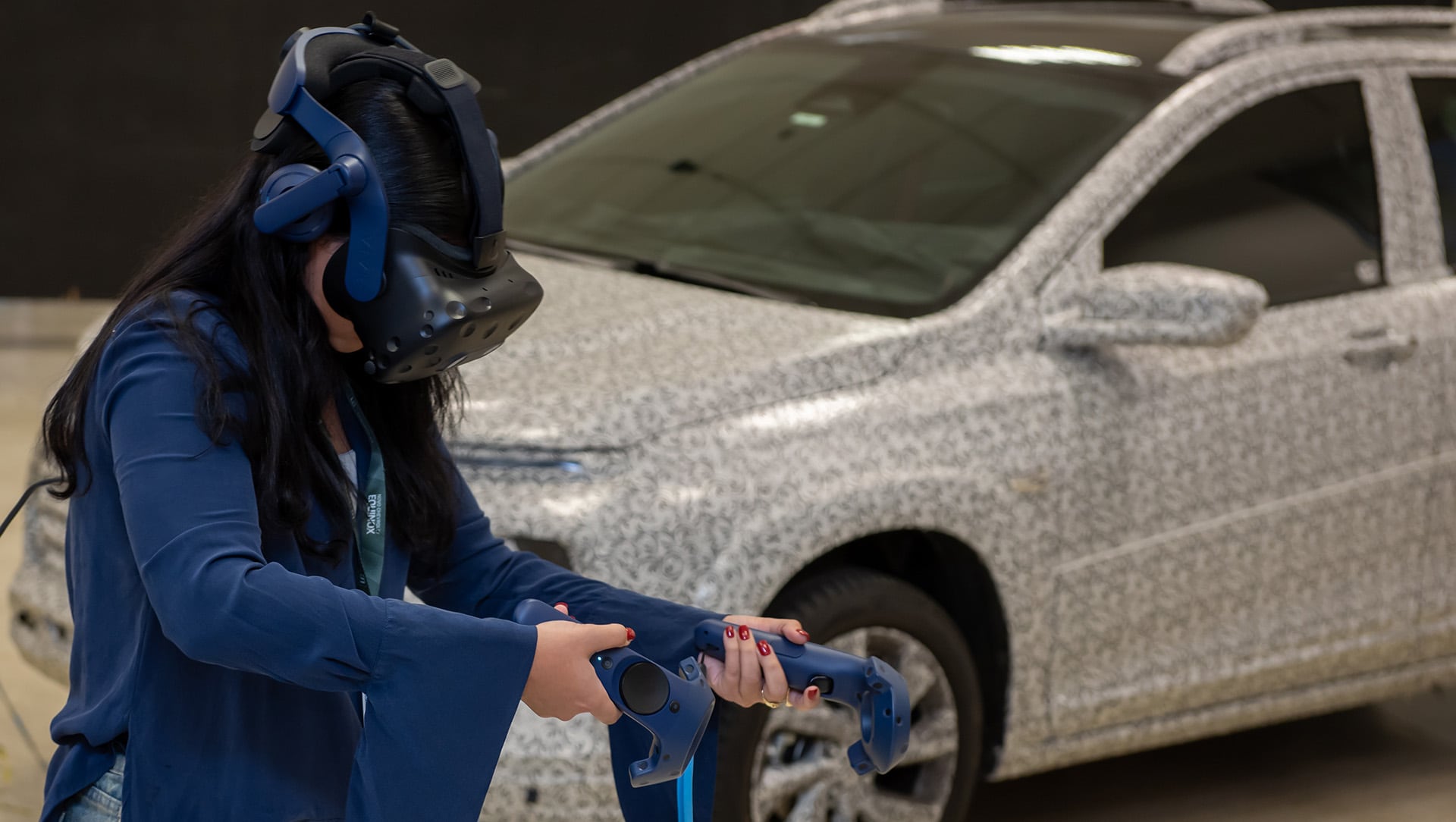 Una ingeniera utiliza tecnología de realidad virtual para el desarrollo del nuevo Chevrolet Sonic en el centro de General Motors en San Pablo, Brasil, anticipando su lanzamiento en mayo. (General Motors)