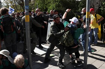Manifestantes se enfrentan a agentes