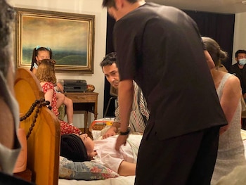 La puesta en escena de la Compañía Hijos del Ocio apuesta por el hiperrealismo, reproduce una vivienda caleña de los años noventa con objetos cotidianos.
