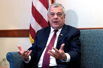 En la imagen, el subsecretario