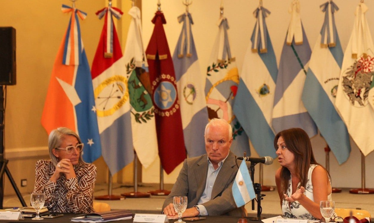Gabriela Real, la ministra Sandra Pettovello y el jefe de Gabinete de Capital Humano, Juan Bautista Ordoñez