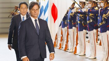 Luis Lacalle Pou camina junto