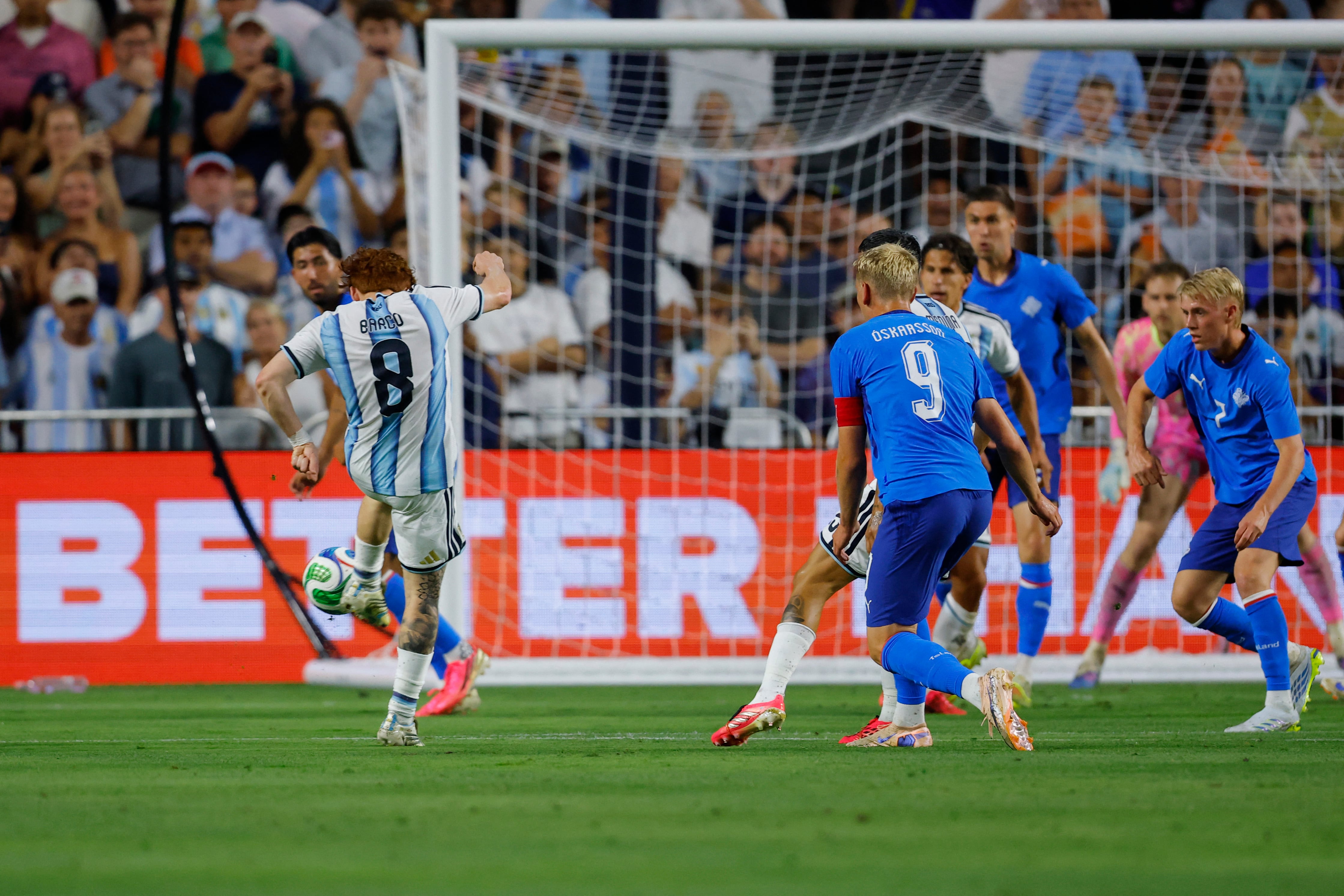 Valentín Barco ya sacó el zurdazo para convertir el primer gol de Argentina frente a Islandia (Foto Todd Kirkland/AFP)