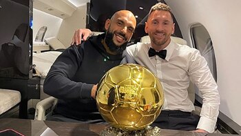 Lionel Messi junto a su