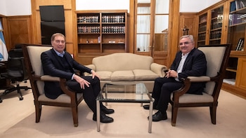 Diego Santilli y el gobernador de Catamarca Raúl Jalil