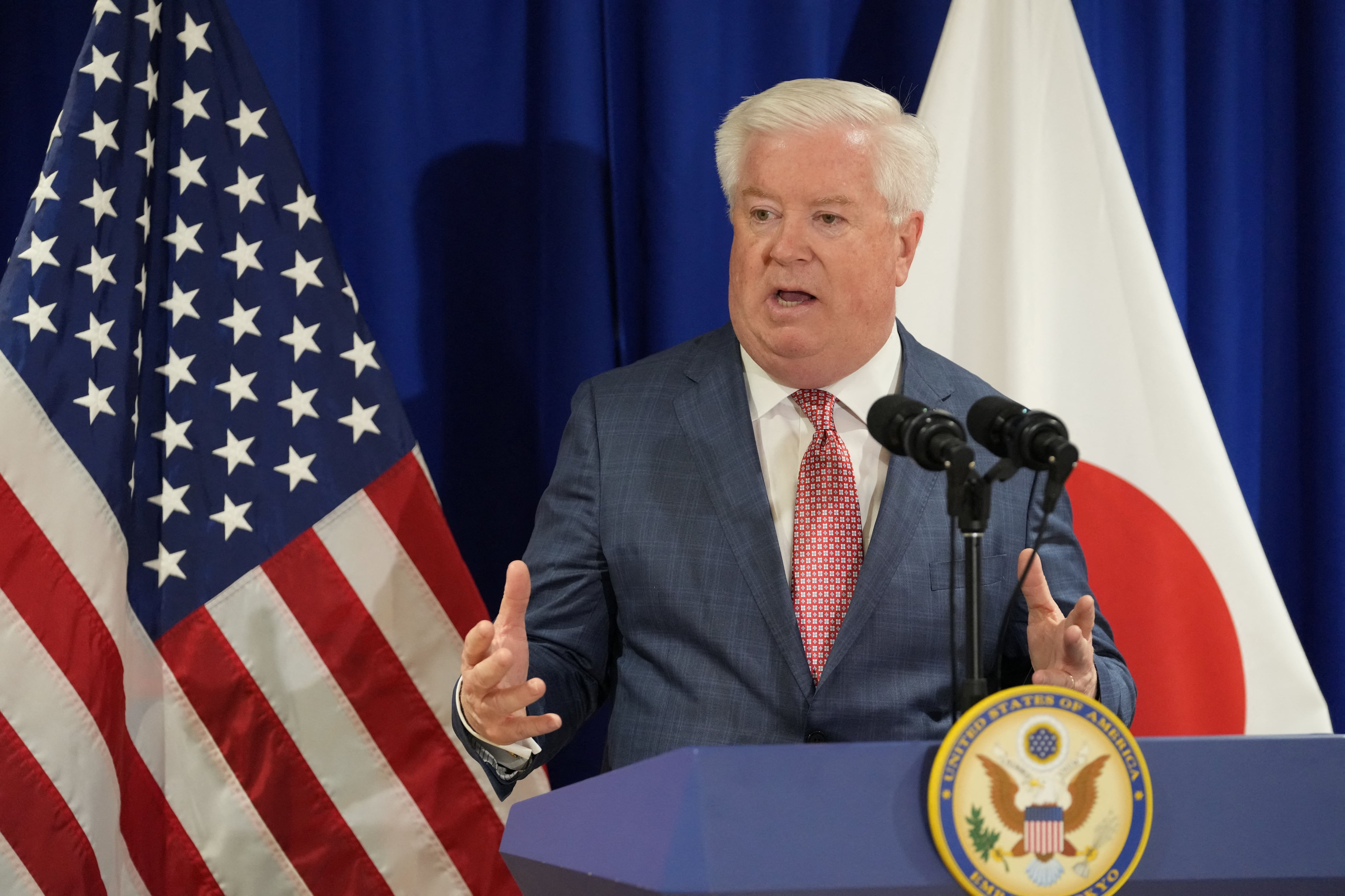 El embajador de Estados Unidos en Japón, George Glass, responde a las preguntas de los periodistas en una conferencia de prensa tras su llegada al aeropuerto de Haneda, en Tokio (Japón), el 18 de abril de 2025 (KAZUHIRO NOGI/REUTERS)