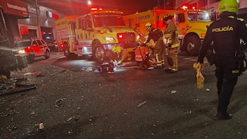 Accidente entre dos buses en Medellín deja 10 heridos y un conductor atrapado en el centro