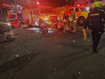 El Cuerpo Oficial de Bomberos realizó labores de rescate para liberar a uno de los conductores atrapados en la cabina. - crédito @FicoGutierrez/X