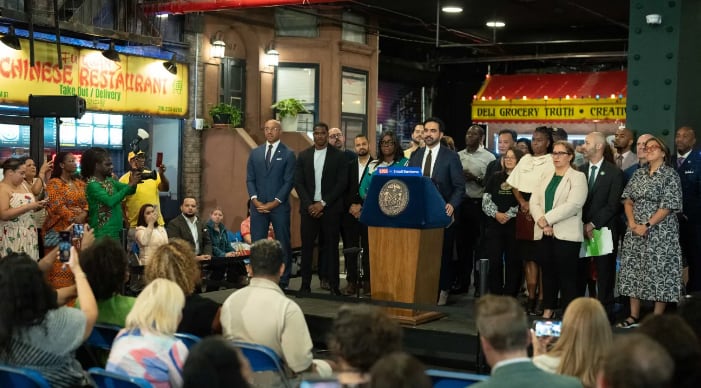 Zohran Mamdani anunció en Bronx un paquete de 50 reformas para reducir licencias, trámites y multas que afectan a más de 180.000 pequeños negocios de Nueva York (NYC Mayoral Office)