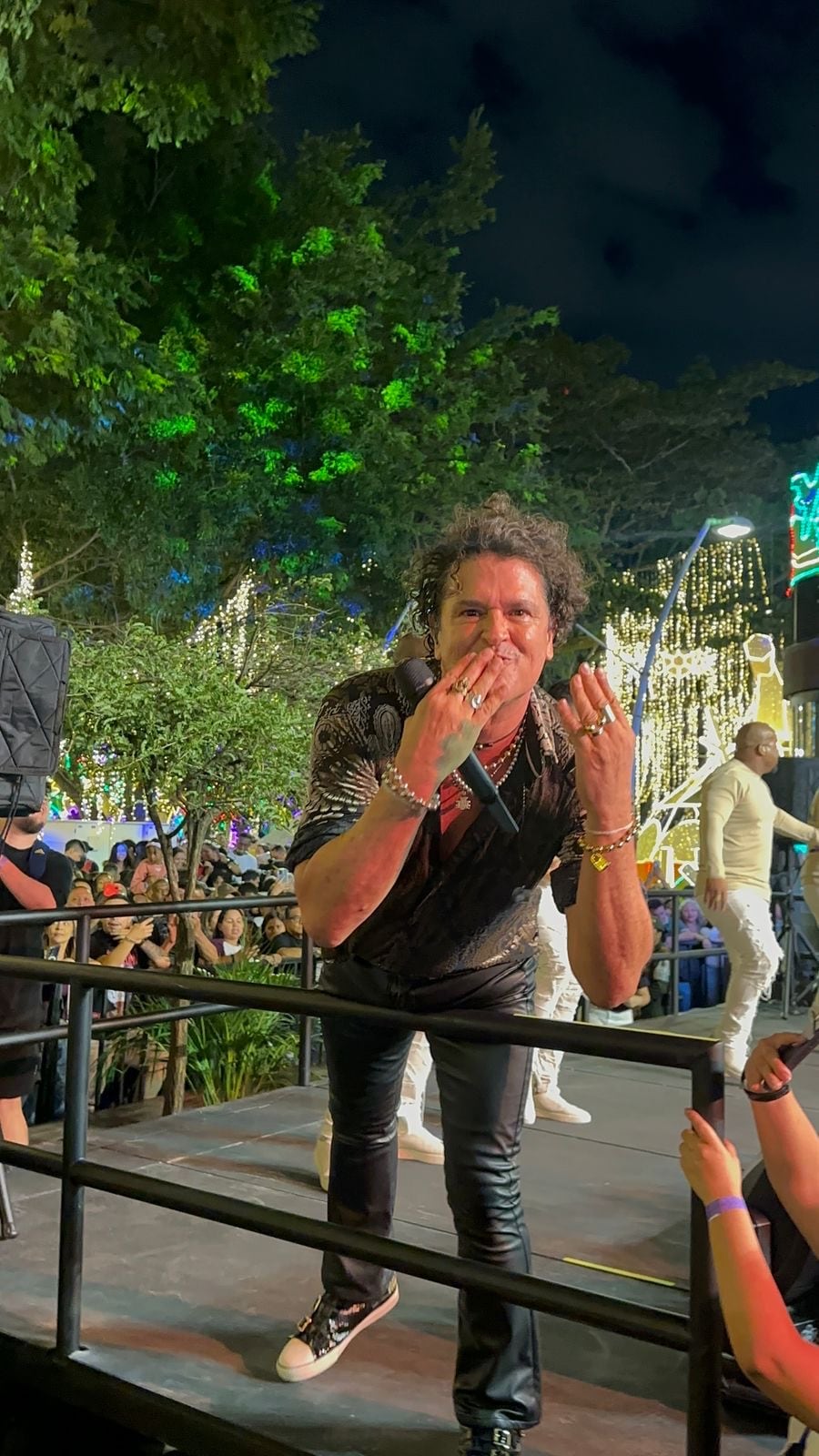 El Bulevar del Río de Cali se llena de asistentes para disfrutar del alumbrado navideño y conciertos gratuitos - crédito Alcaldía de Cali