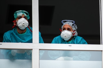 Sanitarios con protección EPI en el Hospital Fundación Jiménez Díaz (Madrid, 2020)
