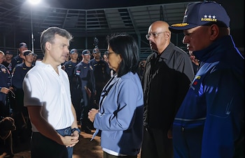 John Barret, Delcy Rodríguez, Jorge Rodríguez y Diosdado Cabello conversan en un espacio iluminado de noche. Personas uniformadas al fondo